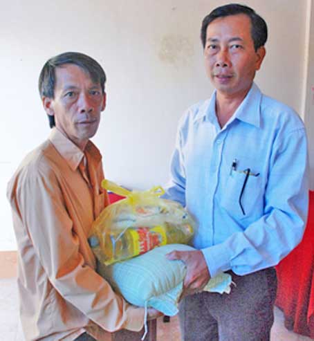 Trao tiền từ thiện