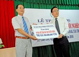 Công ty Philip Morris tại Việt Nam trao tiền hỗ trợ xây dựng 50 căn nhà chữ thập đỏ cho người nghèo ở Cần Thơ