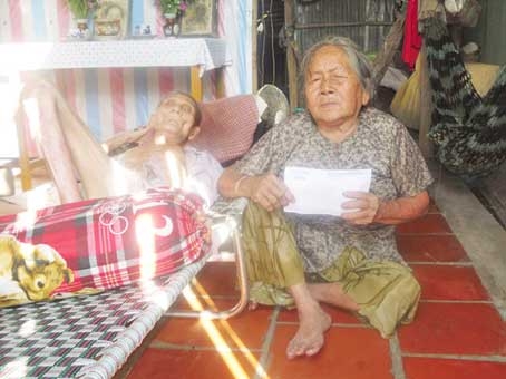 Trao tiền từ thiện