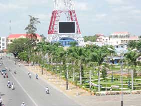 Sóc Trăng: Lắp đặt màn hình ti-vi 48m<sup>2</sup> phục vụ
nhân dân dịp Tết