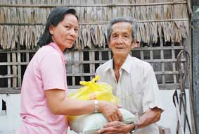 Trao tiền từ thiện