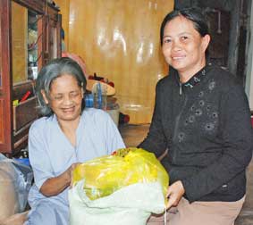 Trao tiền từ thiện