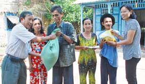 Trao tiền từ thiện