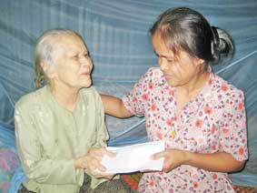 Trao tiền từ thiện