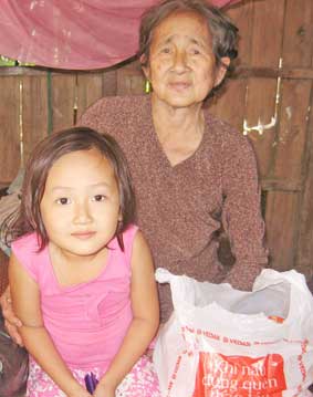 Trao tiền từ thiện