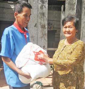 Trao tiền từ thiện