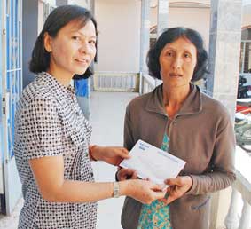 Trao tiền từ thiện