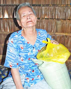 Trao tiền từ thiện