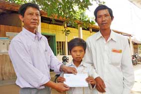 Trao tiền từ thiện