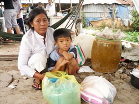 Trao tiền từ thiện