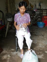 Trao tiền từ thiện