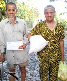 Trao tiền từ thiện