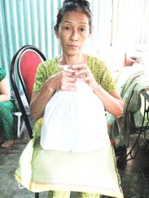 Trao tiền từ thiện