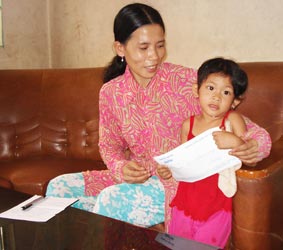 Trao tiền từ thiện