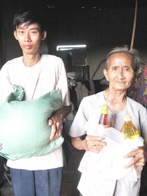 Trao tiền từ thiện