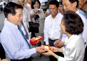 Lãnh đạo Đảng, Nhà nước thăm và chúc Tết các doanh nghiệp