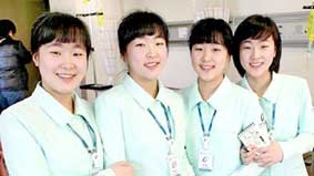 4 y tá giống nhau như đúc