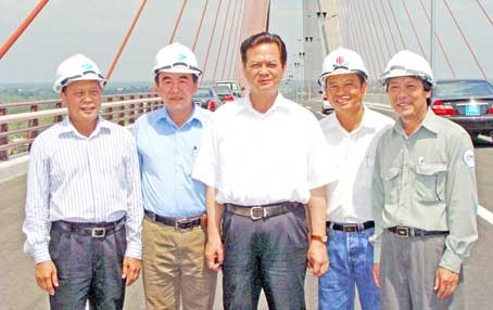 Thủ tướng Nguyễn Tấn Dũng đến thăm công trình cầu Cần Thơ