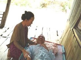 Má ơi, bao giờ con hết bệnh?