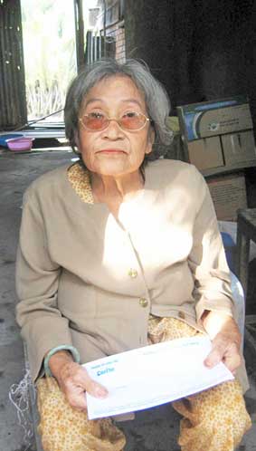 Trao tiền từ thiện