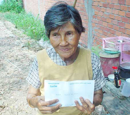 Trao tiền từ thiện