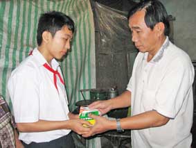 Trao tiền từ thiện