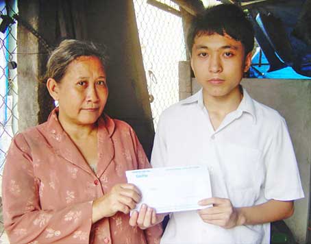 Trao tiền từ thiện