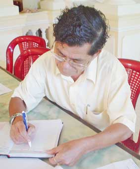 Trao tiền từ thiện