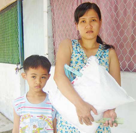 Trao tiền từ thiện