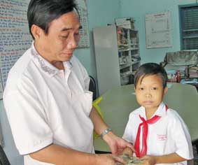 Trao tiền từ thiện