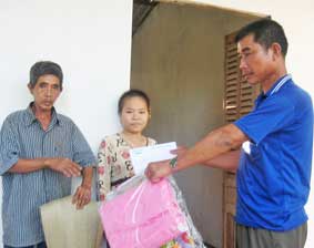 Trao tiền từ thiện