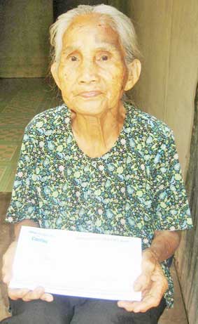 Trao tiền từ thiện