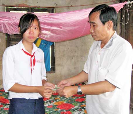 Trao tiền từ thiện