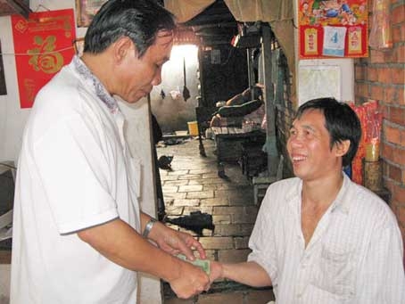 Trao tiền từ thiện