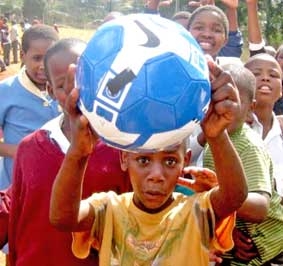 Đá banh 
để sạc pin