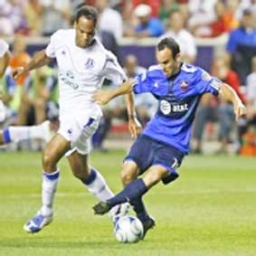 Tiền đạo Chamakh - Đích ngắm của Arsenal