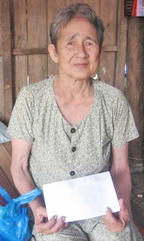 Trao tiền từ thiện