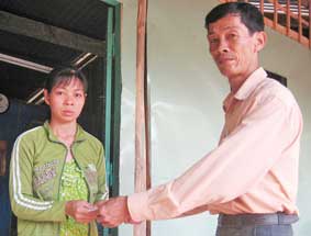 Trao tiền từ thiện