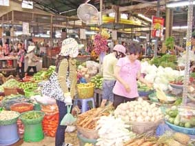 Giá nhiều mặt hàng vẫn ở mức cao