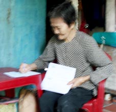 Trao tiền từ thiện