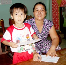 Trao tiền từ thiện