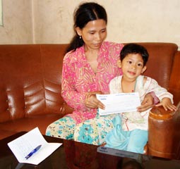 Trao tiền từ thiện