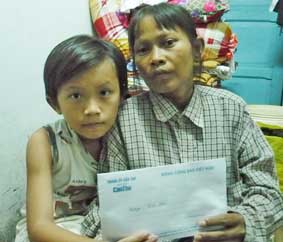 Trao tiền từ thiện