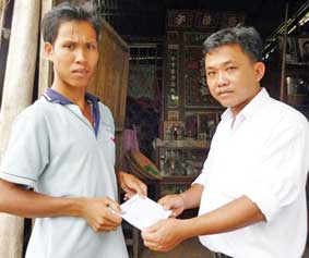 Trao tiền từ thiện