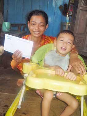 Trao tiền từ thiện