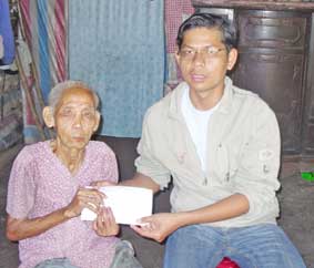 Trao tiền từ thiện