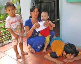 Trao tiền từ thiện