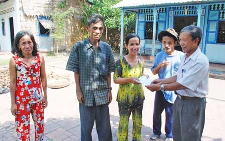 Trao tiền từ thiện