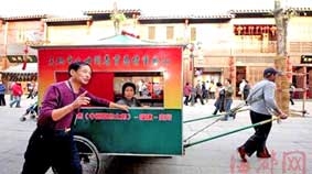 Kéo xe đưa mẹ đi du ngoạn khắp nước