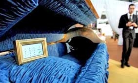 Quan tài gắn “dế”